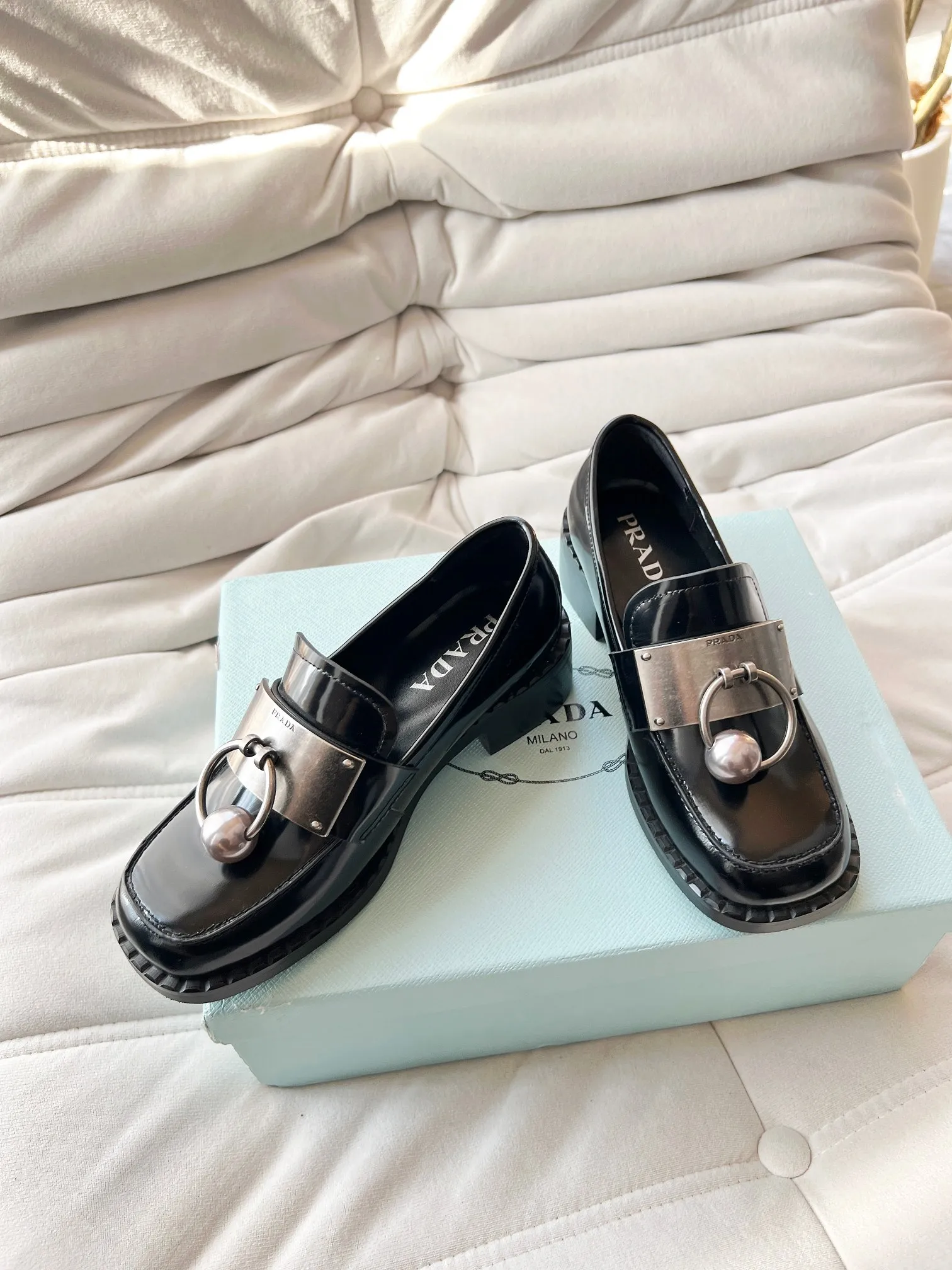 👟👟Ex-factory price 560👟👟 Prada’s new spring and summer women’s clothing｜Absolutely beautiful🥰Exception! Extra number! Anita will continue to update the latest SS25 catwalk pre-sale models, with novel logos as soul mates. Full of fun ~ Adhering to the trend-setting vane, you must believe in Prada's ability to capture fashion. 35-42 yards